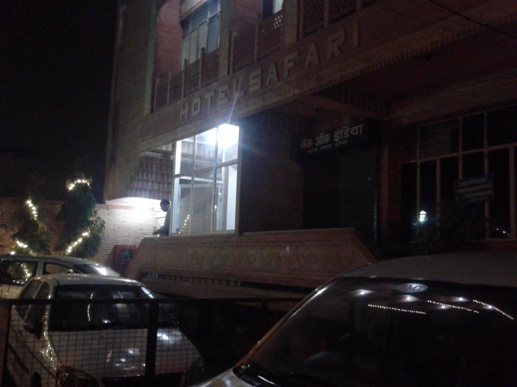 Hotel Safari อัครา ภายนอก รูปภาพ
